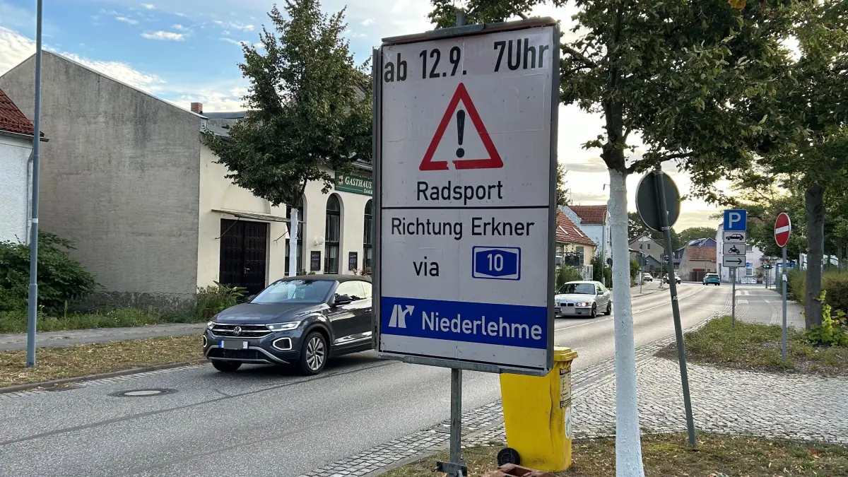 Ironman 2026: In Wernsdorf (Dahme-Spreewald) weist ein Schild auf die Wettkämpfe in Erkner hin. Dabei kommt es auch zu Sperrungen in Neu Zittau, Spreenhagen und Grünheide.