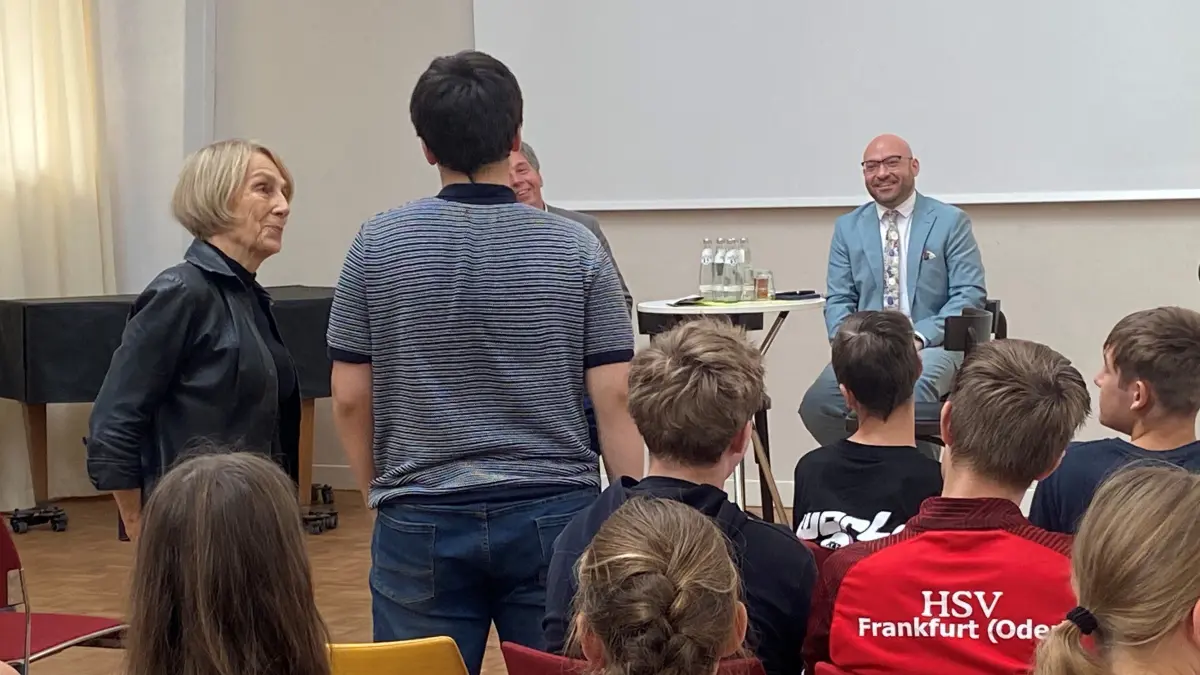 Minister René Wilke spricht auf Schloss Trebnitz bei Seelow mit Schülerinnen und Schülern aus Frankfurt (Oder) und Słubice.