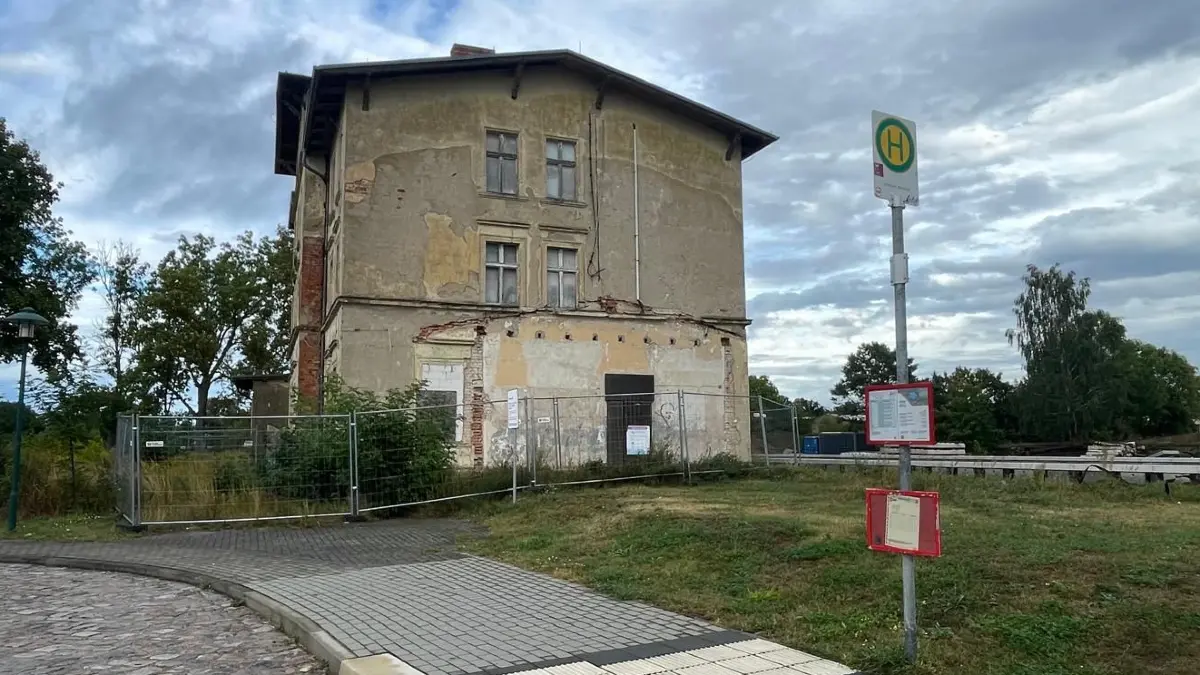Der Bahnhof in Casekow ist aktuell als Haltepunkt für den RE9 gesetzt am 4.9.2026. Doch das letzte Wort ist noch nicht gesprochen. Der Kreistag Uckermark wird noch im September die Weichen stellen.