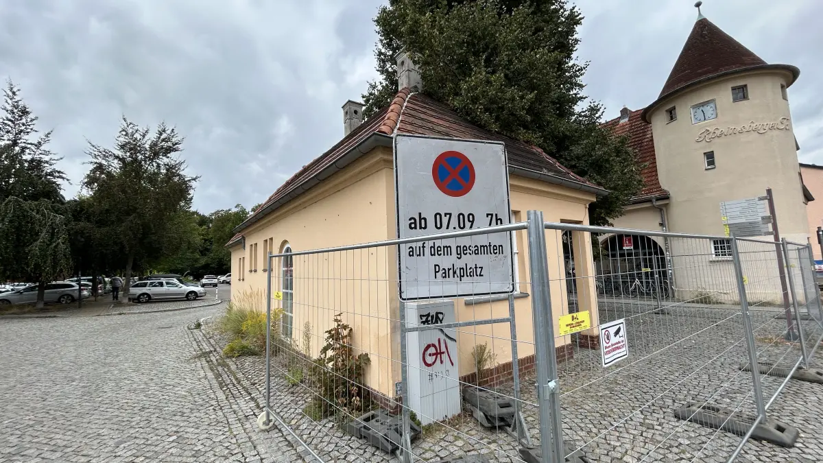 Der Parkplatz am Bahnhof Rheinsberger Tor in Neuruppin verschwindet. Für Pendler gibt es Ausweichmöglichkeiten. Auf dem Areal entstehen neue Verkehrsmöglichkeiten.