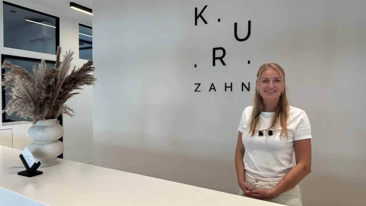 Am offenen Empfangstresen: Zahnärztin Luisa Damm hat in den Kurpark-Kolonnaden von Bad Saarow ihre neue Zahnarztpraxis „Kurzahn“ eröffnet. Ob die Unternehmerin aus der Region noch Patienten aufnimmt und wie sich durch die Niederlassung im Kurort die Versorgungslage entwickelt.