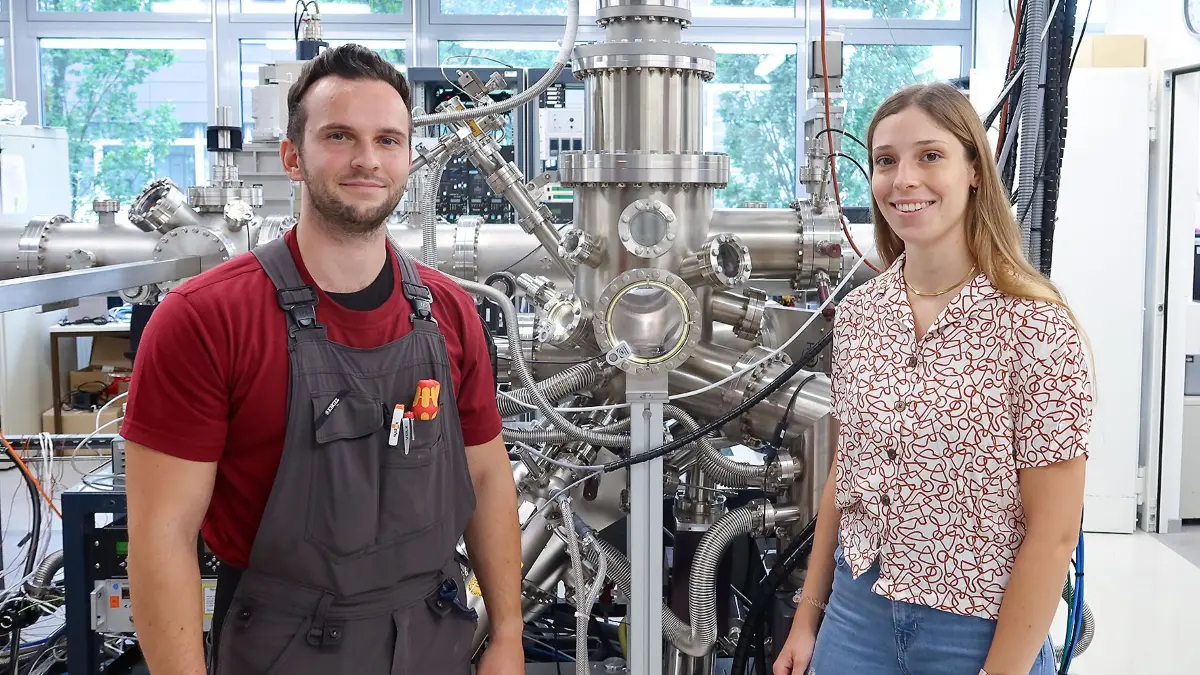 Patrick Klangwart und Rosalie Baaske haben eine Ausbildung beziehungsweise ein duales Studium beim IHP in Frankfurt (Oder) absolviert. Ob sie ihren Job in Zukunft als gesichert sehen und welche Voraussetzungen man braucht.