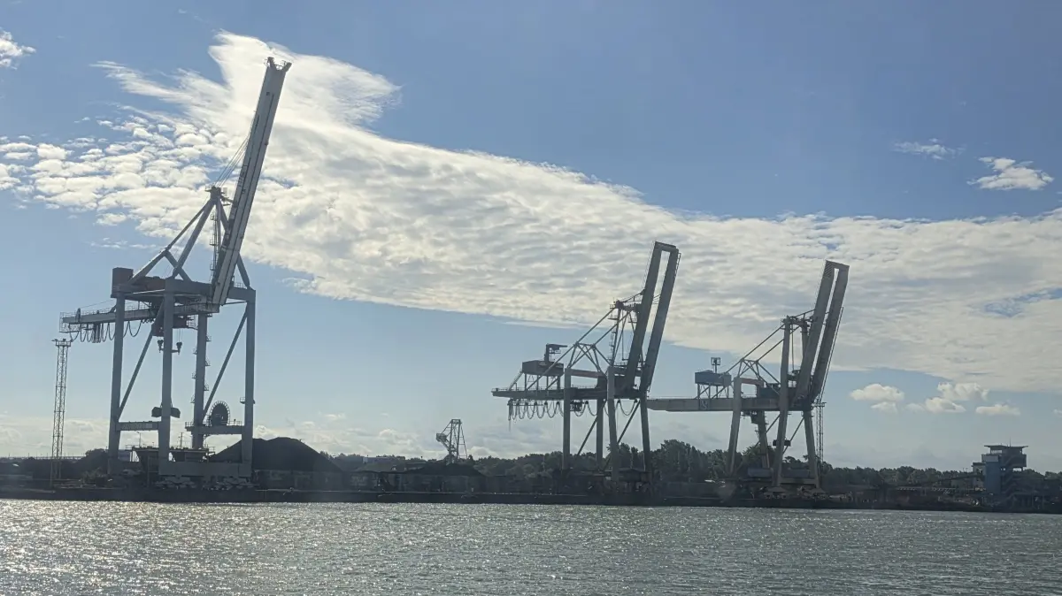 Drei große Kräne stehen in der Hafenzufahrt von Swinemünde am 28.8.2026. Vor der Küstenlinie soll dort in den kommenden Jahren ein neuer Tiefseehafen entstehen.