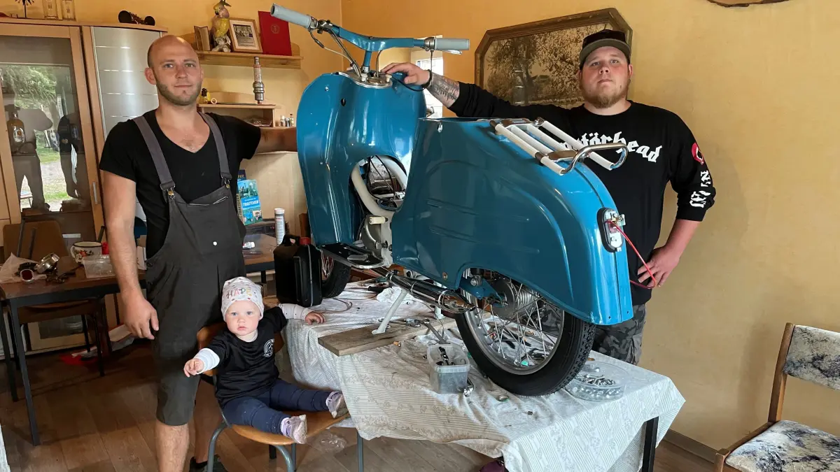 Noch schrauben Nico Siedler und Benny Sturm an der Simson KR50. Beim Oldtimertreffen am Wochenende in Demnitz soll der Motorroller dann fertig sein.