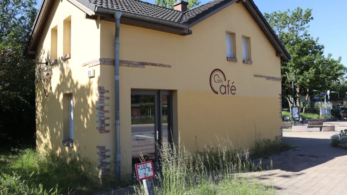 Schon seit einigen Jahren hat das einst im Ort beliebte Carls Café auf dem Bahnhofsvorplatz geschlossen. Wie die Chancen stehen, dass sich dort wieder ein Geschäft etabliert.