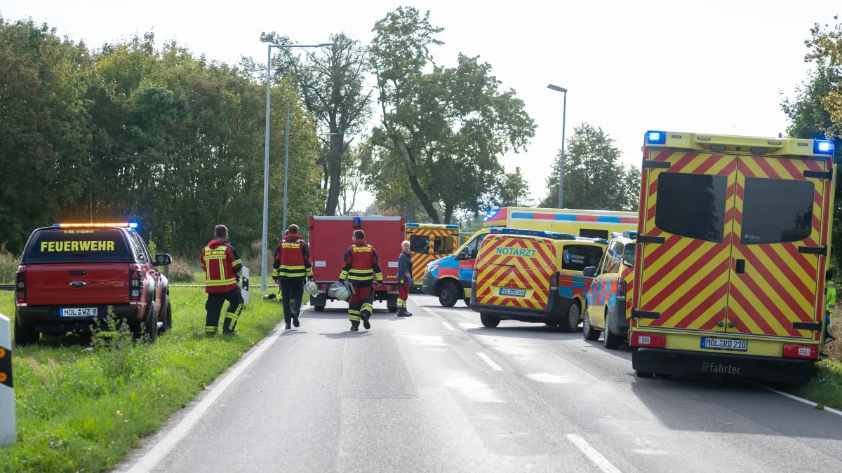 Mit einem Großaufgebot an Einsatzkräften rückten Feuerwehren und Rettungsdienst zu einem Unfall mit einem Schulbus bei Frankenfelde aus.
