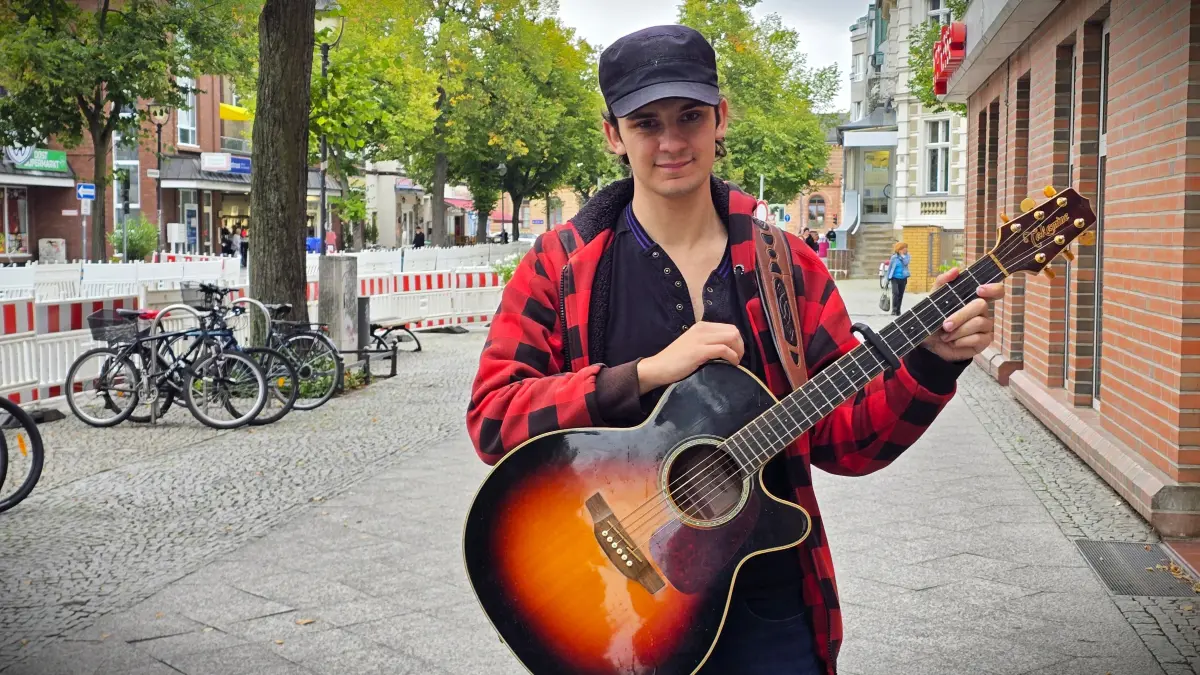 Straßenmusiker Alex steht fast jeden Tag auf der Bahnhofstraße und spielt seine Lieder