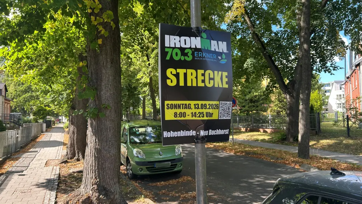 Sperrzeiten auf einen Blick: Entlang der Strecke weisen Plakate auf die Einschränkungen hin, so wie hier in Erkner für die Bereiche Hohenbinde und Neu Buchhorst.