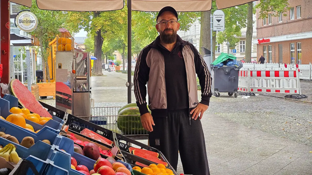 Reda Abbas, von Abussi's Markt in der Bahnhofstraße Königs Wusterhausen ist genervt von der Baustelle vor seiner Tür