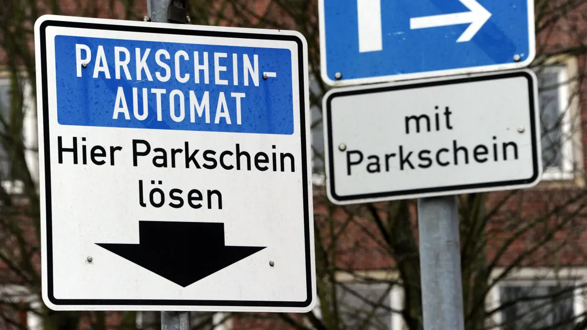 Parkschild und Parkschein-Automat in Frankfurt (Oder)