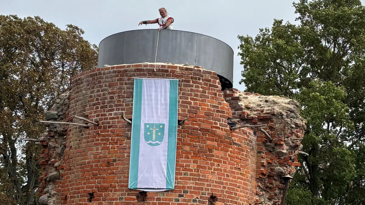 Burg Greiffenberg: Anlässlich der offiziellen Übergabe wurde das Wappen-Banner am Rundturm gehisst. Es wurde nach historischem Vorbild angefertigt. Der Turm wurde im Zuge der Restaurierung als Aussichtsturm begehbar gemacht.