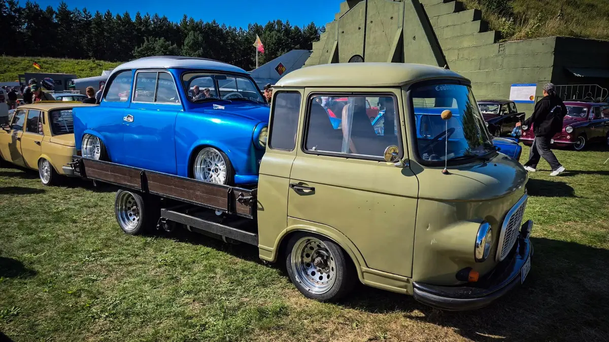 Auf dem Flugplatz Neuhardenberg wird am Sonnabend wieder zum großen Ostfahrzeugtreffen geladen. Etwa Trabis, Wartburg, B1000 und viele mehr werden dazu aus ganz Deutschland und teilweise auch mit ausländischen Gästen erwartet.