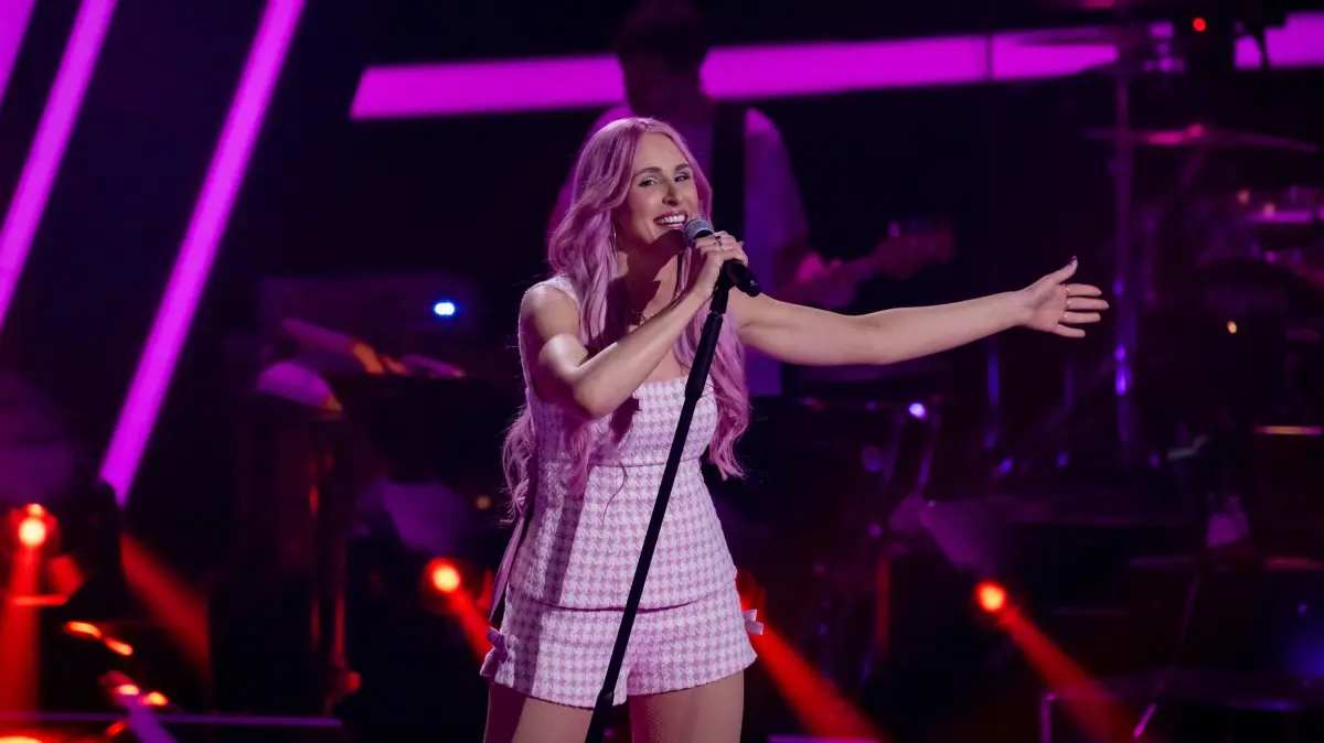 Titel: The Voice of Germany;
Staffel: 16;
Person: Undine Lux;
Copyright: Joyn/Claudius Pflug;
Fotograf: Claudius Pflug;
Bildredakteur: Nadine Vaders;
Dateiname: 3399703.JPG;
Rechtehinweis: Dieses Bild darf honorarfrei für redaktionelle Zwecke und nur im Rahmen der Programmankündigung verwendet werden. Andere Veröffentlichungen sind nur nach Rücksprache und ausdrücklicher Genehmigung der Seven.One Entertainment Group GmbH möglich. Nicht für EPG! Verwendung nur mit vollständigem Copyrightvermerk. Das Foto darf nicht verändert, bearbeitet und nur im Ganzen verwendet werden. Es darf nicht archiviert werden. Es darf nicht an Dritte weitergeleitet werden. Aneinanderreihung/Zusammenlegung/Kopplung von Bildern zum Zweck der Erstellung von Slide-Shows o.ä. nicht gestattet; Verbindung/Einfügen/Anfügen von Werbung nicht gestattet. Das Bild kann KI generierte Elemente enthalten.
Bei Fragen: foto@seven.one
Voraussetzung für die Verwendung dieser Programmdaten ist die Zustimmung zu den Allgemeinen Geschäftsbedingungen der Presselounges der Sender der Seven.One Entertainment Group GmbH.