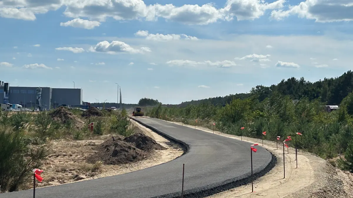 Fehlender Lückenschluss: Zwischen Bahnhof Fangschleuse (oben) und Tesla Gigafactory soll noch ein neuer Fuß- und Radweg entlang der Autobahn A10 entstehen. Über die "Postbrücke" (im Bild) wird er auch an den bestehenden Tesla-Radweg nach Erkner angebunden. Bis wann?