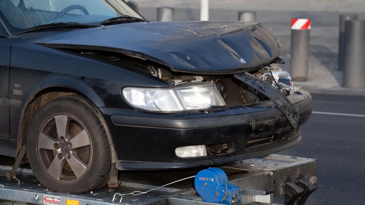 Ein Auto steht nach einem leichten Verkehrsunfall: Wie jedes Jahr werden in Berlin und Brandenburg die Regionalklassen angepasst. Wo kanne es teurer und wo günstiger werden? (Archivbild)