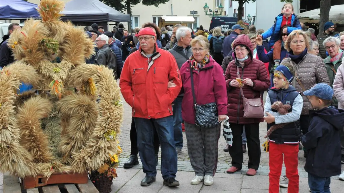 Erntedankmarkt in Eberswalde: An der Maria-Magdalenen-Kirche werden seit 21 Jahren immer kurz nach dem Herbstbeginn an mehr als 40 Ständen regionale Produkte und Kunsthandwerk feilgeboten. Diese Aufnahme stammt von 2022.