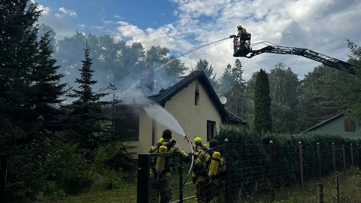 Totalschaden nach Brand: Dieses Haus in Sommerfeld, einem Ortsteil von Kremmen, ist nicht mehr bewohnbar. Die Feuerwehr war mit 80 Einsatzkräfen vor Ort, konnte das Gebäude aber nicht retten.