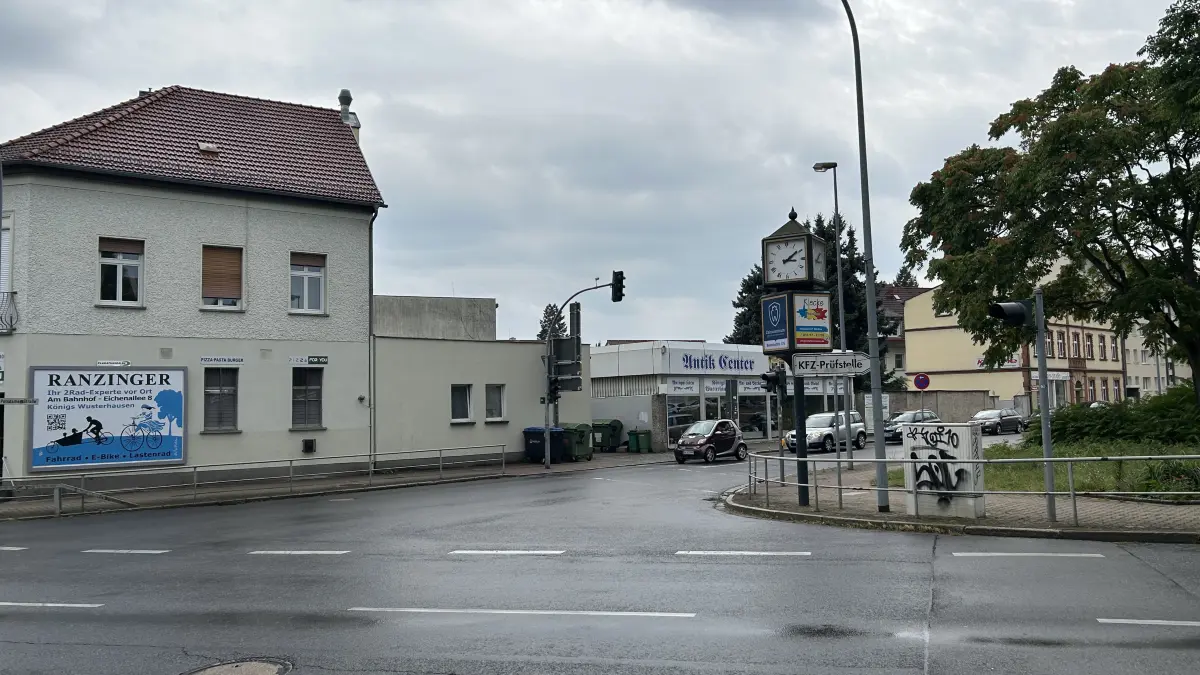 Keine Radführung an der Kreuzung Schloßplatz/Potsdamer Straße/Schloßstraße. Zudem erschweren Absperrungen die Fahrt für Radfahrer.