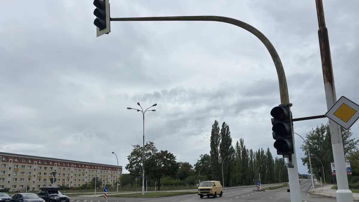 Ampel außer Betrieb: An der sogenannten Europakreuzung (Straße der Republik/Cottbuser Straße) in Eisenhüttenstadt fallen die Lichtsignale immer mal wieder aus. Das ist die Ursache.