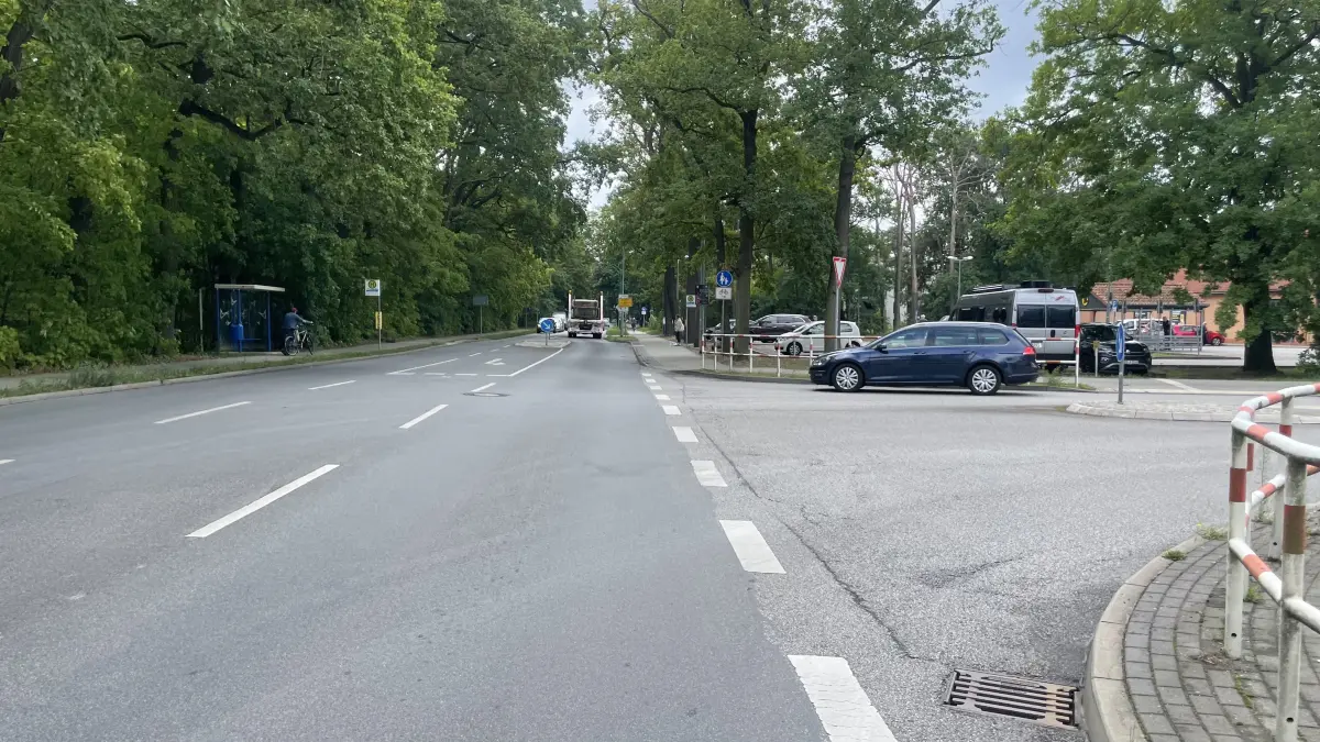 An der Kreuzung Cottbusser Straße/Goethestraße werden Radfahrer an den Absperrungen für Fußgänger vorbei auf die Straße und wieder zurück auf den Geh- und Radweg geleitet.