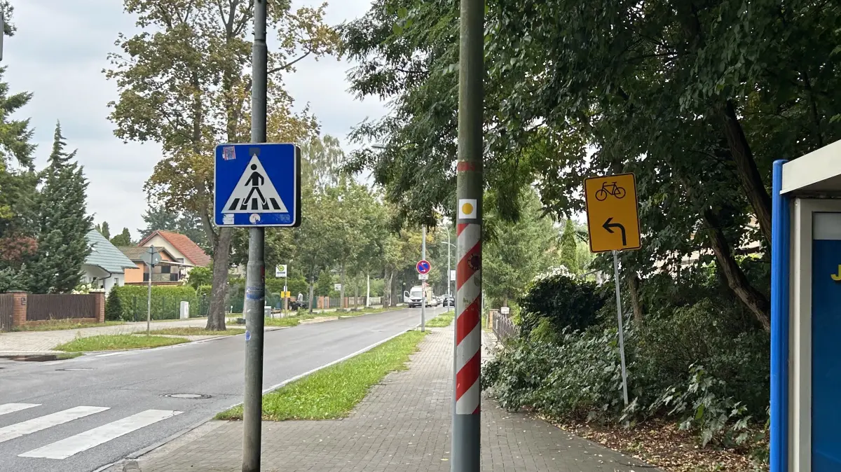 Ohne ersichtlichen Grund werden Radfahrer wie hier auf der Chausseestraße in Deutsch Wusterhausen auf die andere Seite geleitet. Hundert Meter weiter geht es wieder zurück.