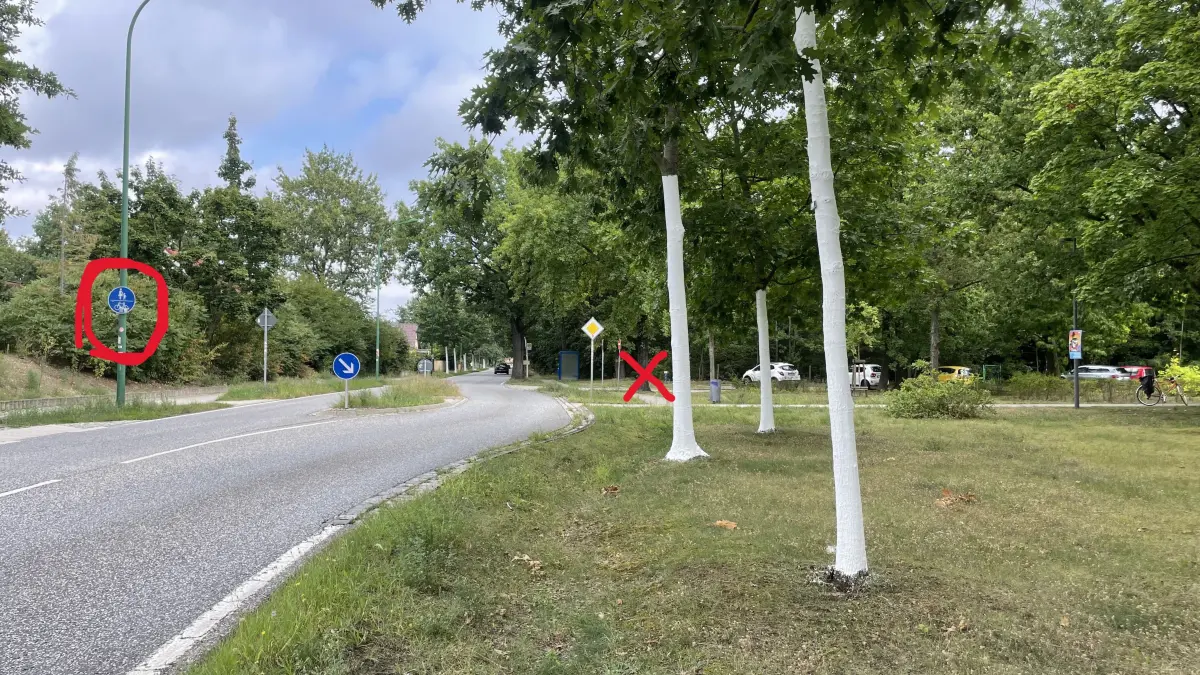 Wer vom Bahnhof Zeesen aus kommt (rotes Kreuz), kann das Schild, dass Radfahrer auf dem Gehweg fahren müssen – und zwar auf der „falschen Seite“ –, nicht sehen.