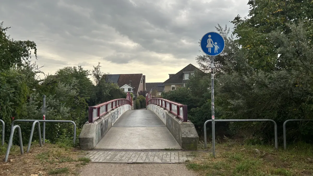 Die Fußgängerbrücke über die B179 in Diepensee ist nur stadtauswärts für Räder frei. Stadteinwärts müssen Radfahrer absteigen und schieben.