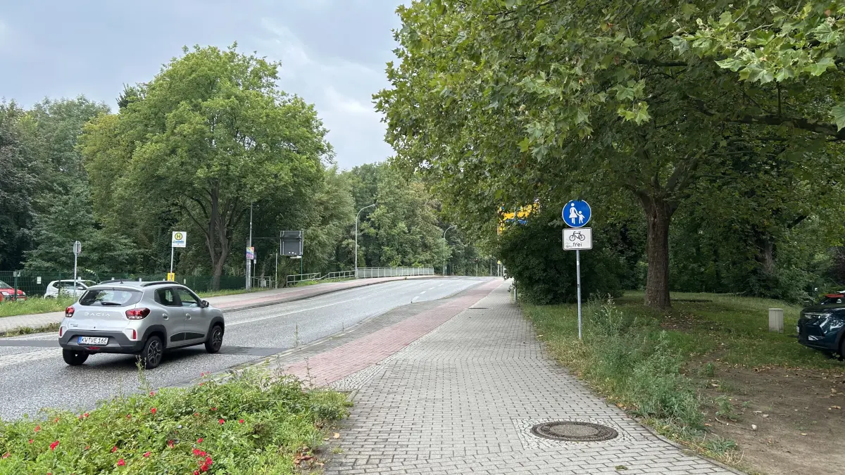 Kurz vor dem Bahnhof in der Gerichtsstraße haben Radfahrer angenehm viel Platz.