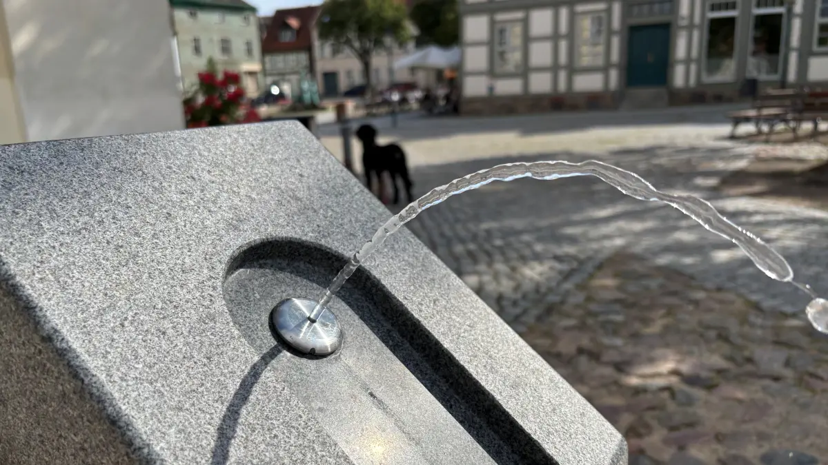 Trinken, trinken, trinken, heißt es in heißen Sommern, wie der 2026. In Angermünde plätschert seit Kurzem endlich ein öffentlicher Trinkbrunnen. Was sonst noch für den Hitzeschutz getan wird.
