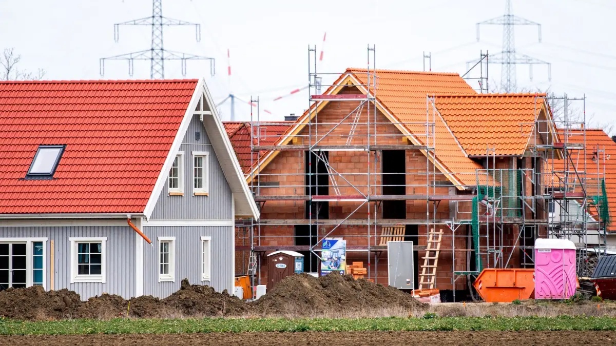 Im Bau befindliche Einfamilienhäuser stehen in einem Neubaugebiet: ARCHIV - Rund die Hälfte des Baufinanzierungs-Neugeschäfts lief im zweiten Quartal 2026 über Kreditvermittler, zeigt eine Studie. (zu dpa: «Schneller zum Kredit? Wie Bau-Kreditvermittler arbeiten») Foto: Hauke-Christian Dittrich/dpa/dpa-tmn - Honorarfrei nur für Bezieher des dpa-Themendienstes +++ dpa-Themendienst +++