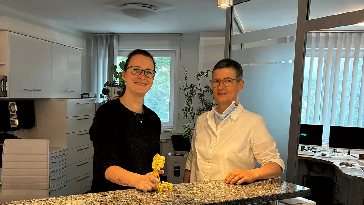 Isabel Schmidt (links) und Inhaberin Frau Dr. Gerund-Anlauf sind auf Betreuung und Behandlung von PatientInnen mit komplexen Sanierungen spezialisiert.