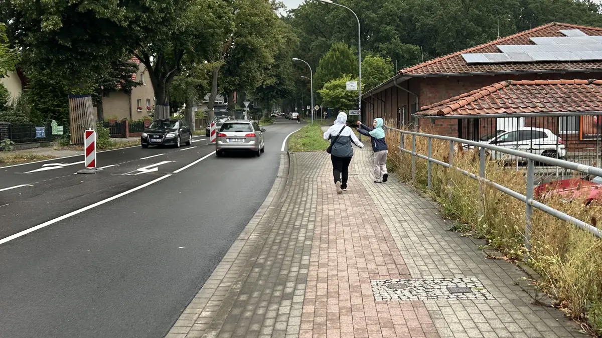 Mutter und Tochter erschrecken, als hinter ihnen ein Rad ngefahren kommt.