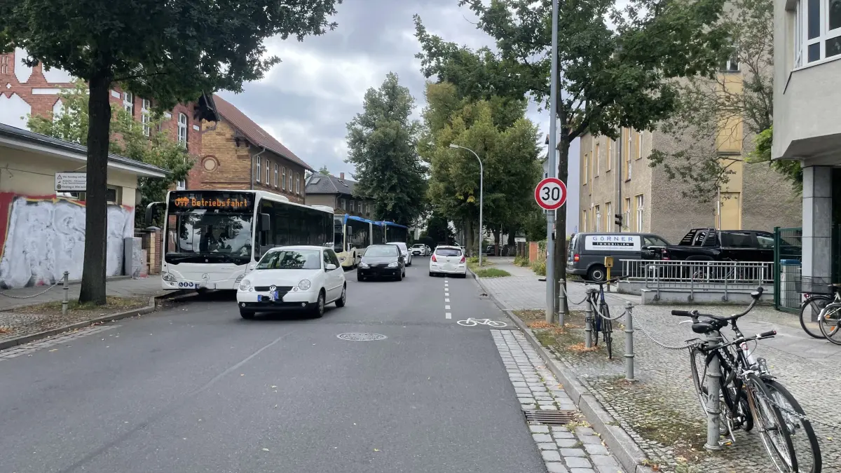 Von Zeesen aus kommend gibt es mit Beginn der Maxim-Gorki-Straße gar keinen Radweg mehr vor dem Bahnhof. Stadtauswärts gibt es zwar einen, aber nur per Markierungen auf der Straße gekennzeichnet. Dicht an dicht drängeln sich die Autos hier entlang.