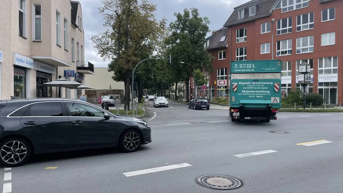 Auf der Kreuzung Eichenallee/Cottbusser Straße/Luckenwalder Straße/Schloßstraße gibt es keine Radverkehrsführung. Radfahrer können nicht sicher sein, wie und wo sie die Kreuzung passieren.