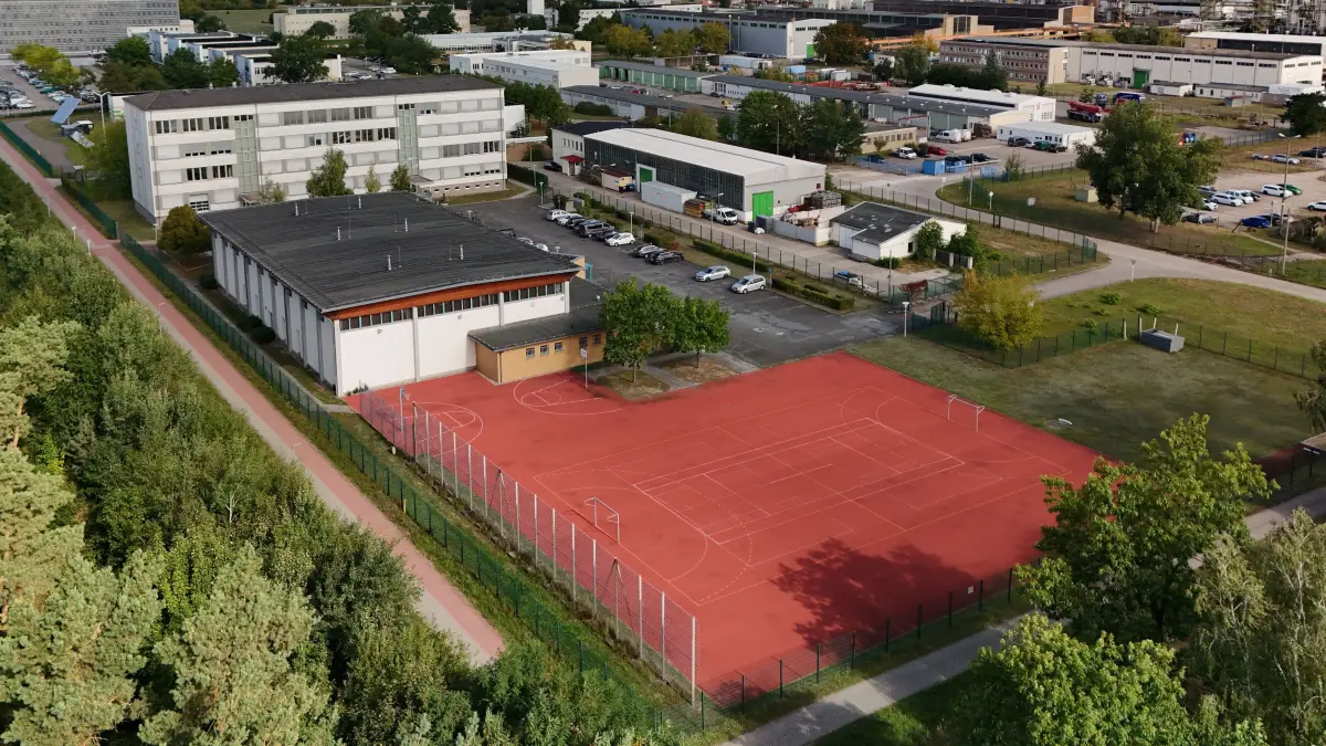 Lehrtechnikum: Schwedt, 9.9.2026: Den Sportplatz am Oberstufenzentrum in Schwedt will der Landkreis für das Lehrtechnikum opfern.