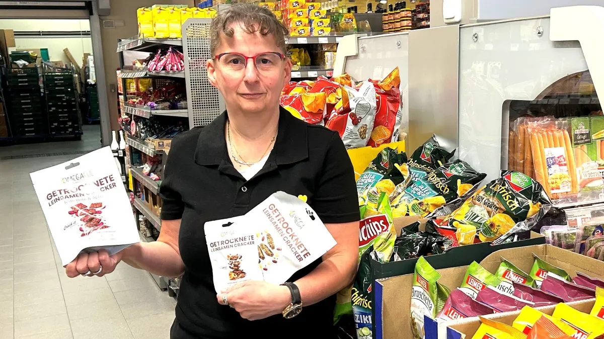 Deutschland-Premiere in Eberswalde: Doreen Mattot, Inhaberin des Edeka-Marktes "Alte Brauerei", zeigt eine Auswahl an Crackern, die es im bundesweiten stationären Einzelhandel nur in ihrem Geschäft zu kaufen geben wird.