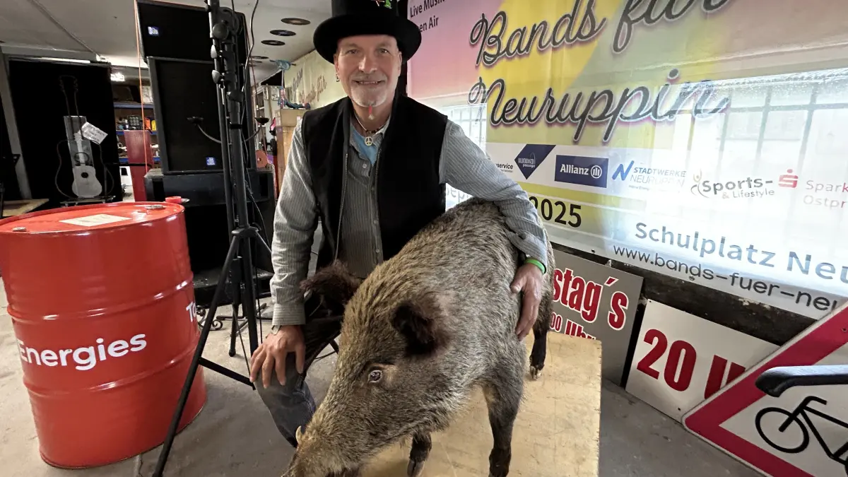 Mathias Köppen aus Kränzlin bei Neuruppin baut einen alten Schweinestall der LPG zur Eventlocation um. Hier gibt es jetzt erste Konzerte. Die Einrichtung ist verrückt und ausgefallen. Einausgestopftes Wildschwein ist das neue Maskottchen.