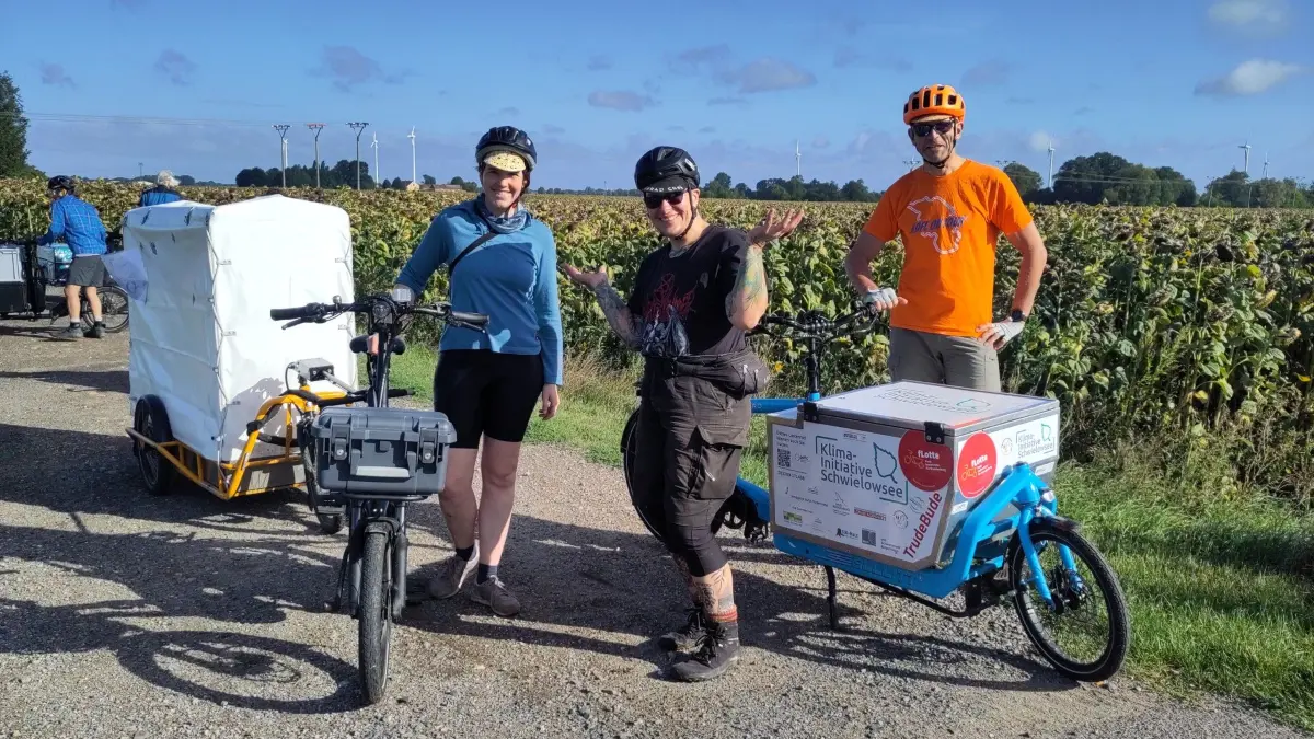 Gemeinsam für kurze Wege: Die Berliner Klimaaktivistin Amelie Meyer, Backstube-Bäckermeisterin Franziska Haninger und Christian Wessel, Landesvorsitzender des ADFC Brandenburg (von links), bei einer Pause der Getreidefahrt.