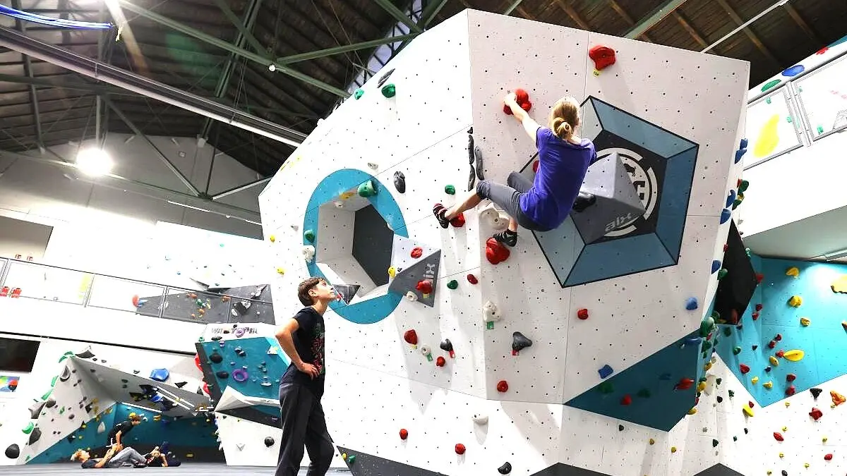 Kletterspaß in Eberswalde: Die ehemalige Boulderhalle im Rofin-Gewerbepark, die im Mai 2025 ihren Betrieb einstellen musste, wird von der Boulder-Community schmerzhaft vermisst. Das Foto stammt aus dem Jahr 2024. Wer steckt hinter dem neuen Anlauf?