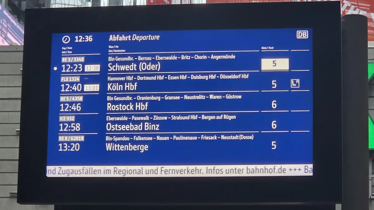 Blick auf einen Hinweismonitor im Hauptbahnhof Berlin am 1.8.2026. Dort ist die Direktverbindung nach Schwedt noch angeschlagen. Im kommenden Jahr werden Züge mit dem Zilebahnhof Schwedt nicht mehr im Hauptbahnhof starten.