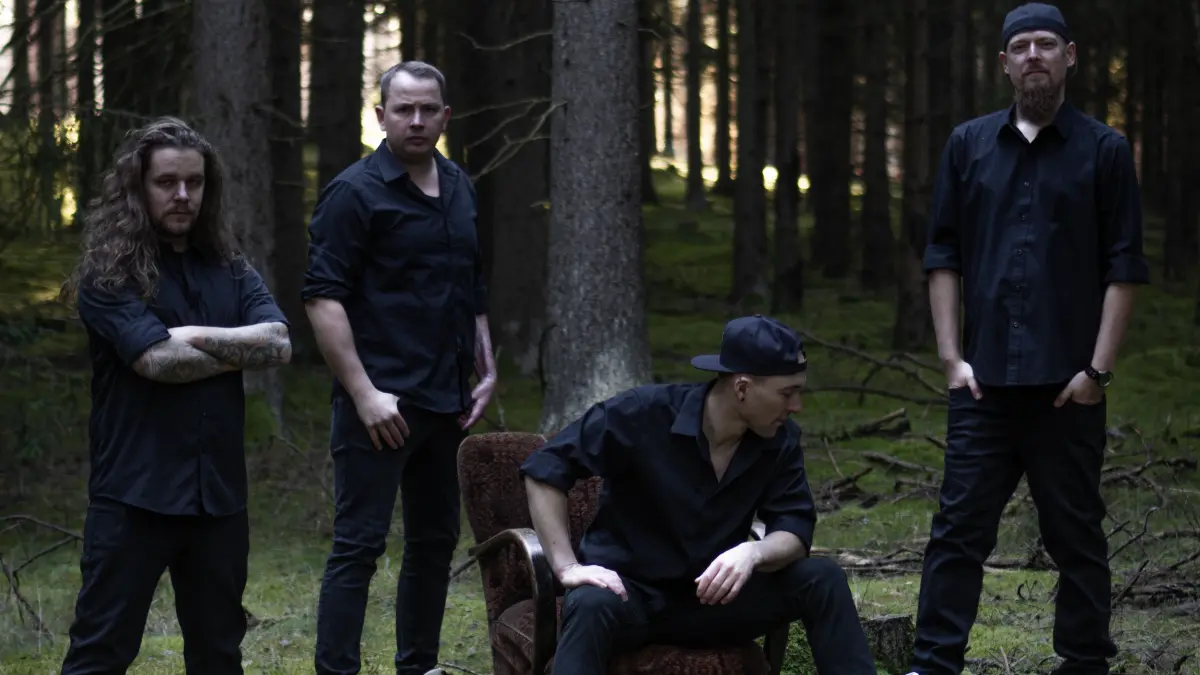 HartholzJogi, Acker, Him und Ben bilden seit 2019 eine Einheit.Dieses Gefühl verstärkte sich, als Acker 2021 nach einem schweren Motorradunfall, seine Gitarre an den Nagel hängen musste. Da aber für die vier Freunde nie die Option bestand, Acker zu ersetzen, tauschten er und Him die Instrumente, seit dem sitzt Acker voller Tatendrang am harthölzernen Schlagzeug und die Jung's gehen wieder auf volle Fahrt!Hartholz bringen euch deutschsprachigen Rock mit Einflüssen aus Hardrock, Metal, Punkrock und feinster Partymucke. Vielleicht haben die Vier das Rad nicht neu erfunden, doch sie wissen wie man es dreht, das merkt man spätestens, wenn Sänger Jogi zur Trompete greift.Hartholz, das sind vier Jungs aus Frankfurt (Oder) in Brandenburg.