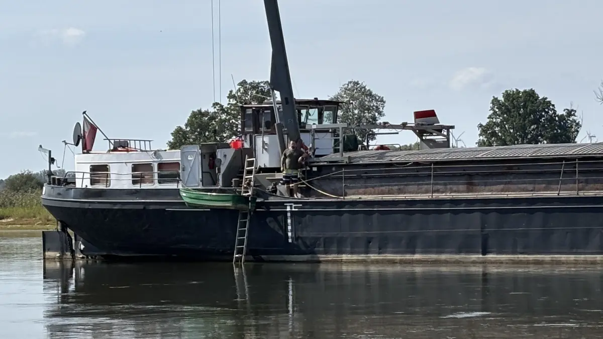 Die "Island" der Reederei Navigar Trans wollte leer nach Stettin, um zu laden. Seit Mitte Juni liegt sie zwischen Frankfurt und Küstrin in der Fahrrinne. Alle alle 20 Tage lösen sich die Schiffsführer ab.