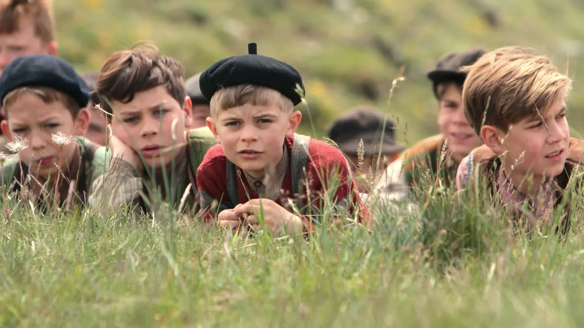 HANDOUT - Die Kinder von Longeverne in einer Szene des Kinofilms "Krieg der Knöpfe" (undatierte Filmszene). Die Abenteuer-Komödie kommt am Donnerstag (12.04.2012) in die deutschen Kinos. Foto: Delphi Filmverleih (zu dpa-Kinostarts vom 05.04.2012 - ACHTUNG: Verwendung nur für redaktionelle Zwecke im Zusammenhang mit der Berichterstattung über den Film und bei Urheber-Nennung) +++ dpa-Bildfunk +++ HANDOUT - Die Kinder von Longeverne in einer Szene des Kinofilms "Krieg der Knöpfe" (undatierte Filmszene). Die Abenteuer-Komödie kommt am Donnerstag (12.04.2012) in die deutschen Kinos. Foto: Delphi Filmverleih (zu dpa-Kinostarts vom 05.04.2012 - ACHTUNG: Verwendung nur für redaktionelle Zwecke im Zusammenhang mit der Berichterstattung über den Film und bei Urheber-Nennung)- Weniger lesenService+++ dpa-Bildfunk +++Aufnahmedatum29.03.2012Bildnachweispicture alliance / dpa | Delphi Filmverleih