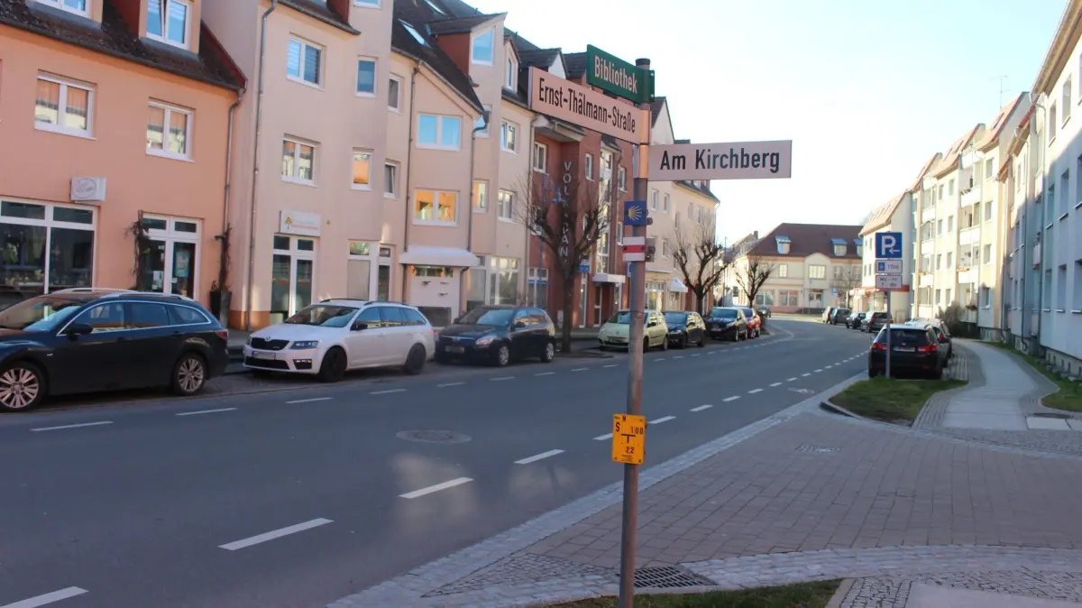 So ruhig wie hier ist auf der Ernst-Thälmann-Straße in der Müncheberger Innenstadt selten. Seit Jahren wird im Sinne der Fußgänger für eine sichere Straßenquerung auf Höhe Altenheim (Bild) und am Marktplatz gekämpft. Jetzt gibt es einen neuen Stand.