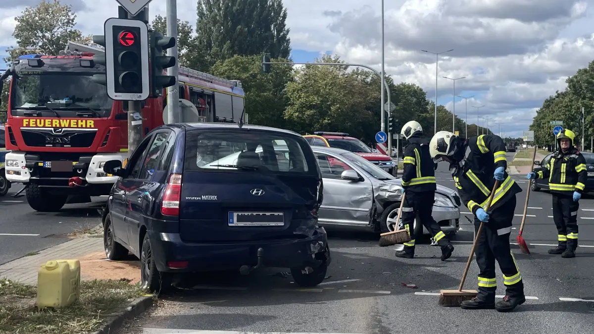 Aufräumarbeiten an der Oder-Center-Kreuzung in Schwedt: Hier kam es am Mittwochmittag zu einem Unfall, drei Personen wurden verletzt.