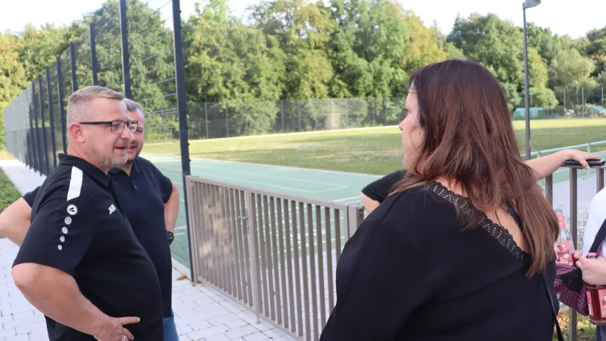 Bürgermeister-Kandidatin Annette Binder im Wahlkampf: Im Gespräch mit Michael Jabin vom FC Hegermühle geht es um Lösungsansätze für den Zugang zum Sportplatz der Schule für und generell Trainingsstätten der Vereine in Strausberg.