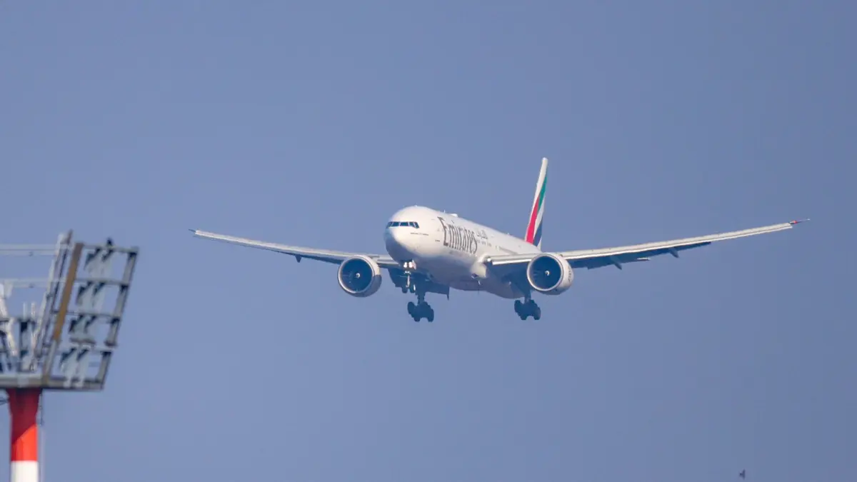 Eine Boeing 777 der Fluglinie Emirates aus Dubai landet am Mittag um 13.26 Uhr am Flughafen Düsseldorf. Die Reform eines gemeinsamen europäischen Asylsystems bringt eine spezielle Flüchtlingseinrichtung für Einreisen über Flughäfen auch nach Düsseldorf. (zu dpa: «Neues «Asylgrenzzentrum» am Düsseldorfer Flughafen») +++ dpa-Bildfunk +++