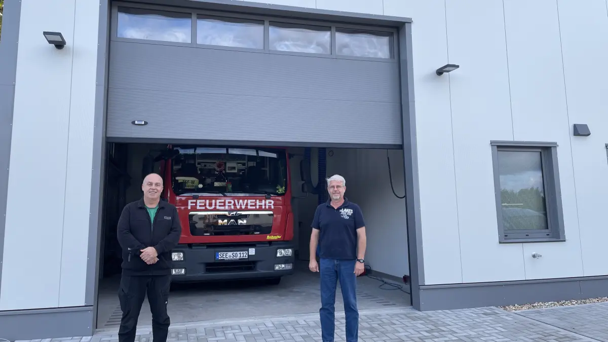 Vor dem 120. Jubiläum in Sophienthal: Das 2019 übernommene Tragkraftspritzenfahrzeug vom Typ MAN TSF-W steht bereits in der neuen Garage. Das Depot ist bare noch eine Baustelle. Ortsvorsteher Botmer Mischke und Wehrleiter Carsten Fischer laden am 12. September zum Fest.