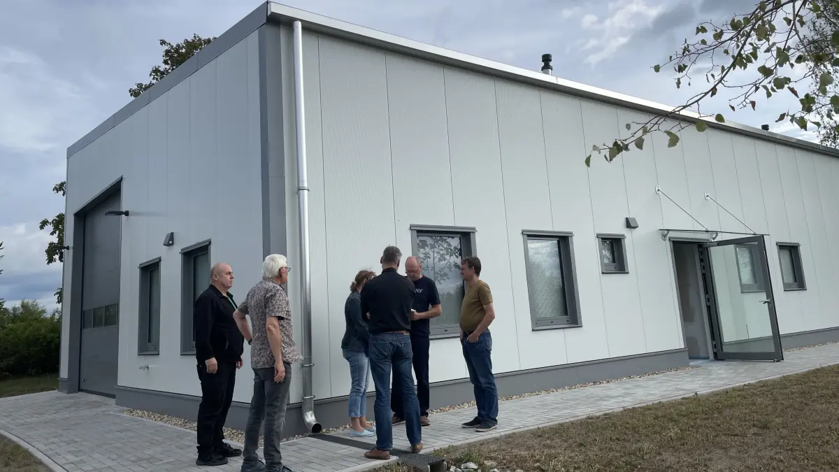 Bauberatung in Sophientahel: Mitte Oktober soll der 1,2 Millionen Euro teure Bau fertig sein.