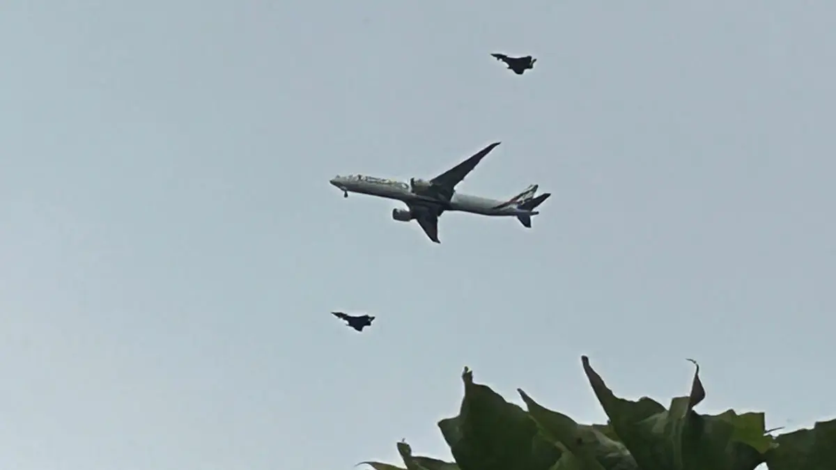 Die Boeing 777 am Donnerstagnachmittag mit dem Scheich der Emirate an Bord, begleitet von zwei Eurofightern. Aufgenommen in Erkner.